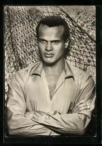 AK Musiker Harry Belafonte mit nachdenklichem Blick