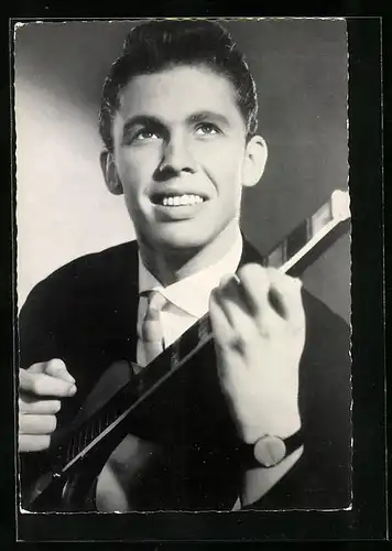 AK Musiker Peter Kraus mit Gitarre