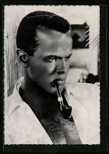 AK Musiker Harry Belafonte mit Pfeife im Mund