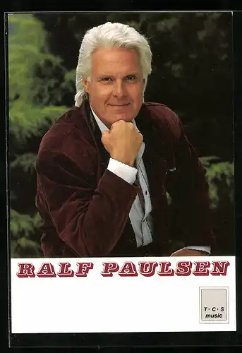 AK Musiker Ralf Paulsen blickt lächelnd in die Kamera