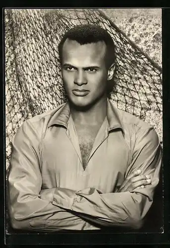 AK Musiker Harry Belafonte mit nachdenklichem Blick