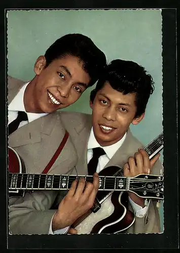 AK Musikduo Die Blue Diamonds mit ihren Gitarren