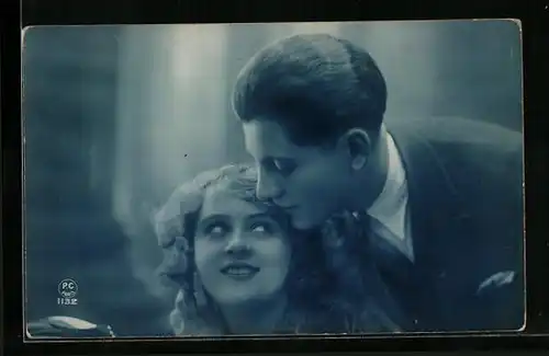 Foto-AK P. C. Paris: Liebespaar in inniger Pose