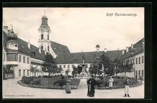 AK Reichersberg, Stift mit Besuchern im Park