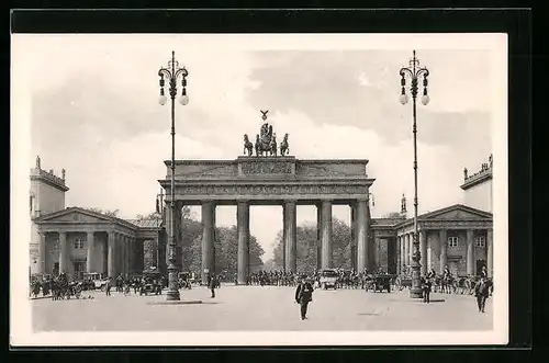 AK Berlin, Passanten vor dem Brandenburger Tor