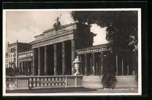 AK Berlin, Seitenblick zum Brandenburger Tor