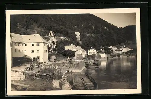 AK Sarmingstein, Uferpartie mit Ortsblick