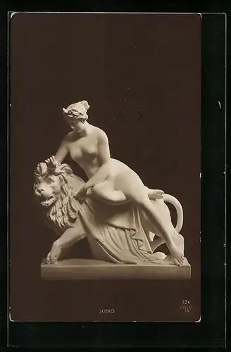 AK Plastik Juno, nackte Frau auf einem Löwen sitzend