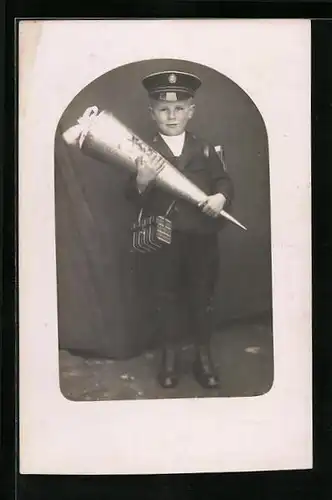 Foto-AK Knabe mit Schirmkappe beim Schulanfang