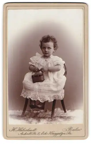 Fotografie H. Haberlandt, Berlin S.W., Anhalt-Strasse 2, Kleinkind mit Lockenkopf im Spitzenkleidchen