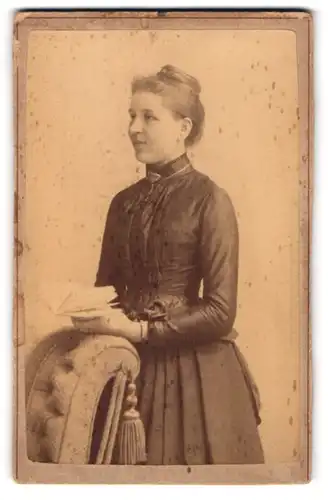 Fotografie Wilhelm Kersten, Berlin S.W., Krausen-Strasse 40, Junges Mädchen in dunklem taillierten Kleid