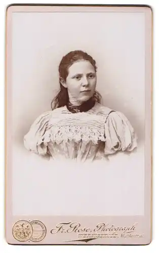Fotografie Fr. Rose, Wernigerode, Mühlenthal, Junge Frau mit zurückgekämmten Haaren in Rüschenbluse mit Spitzenbesatz