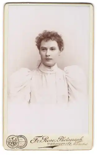 Fotografie Fr. Rose, Wernigerode, Mühlenthal, Junge Frau mit Stirnlocken und grossen Puffärmeln