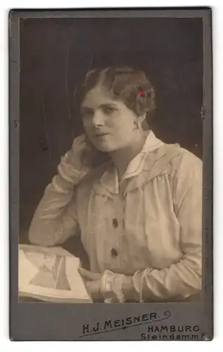 Fotografie H. J. Meisner, Hamburg, Steindamm 8, Junge Frau mit gewellten Haaren und Ohrschmuck