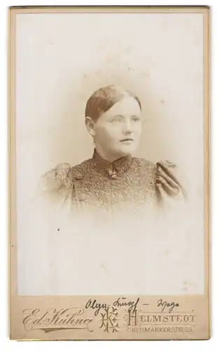 Fotografie Ed. Kühne, Helmstedt, Neumärker-Strasse 23, Junge Frau mit rundem Gesicht und strengem Mittelscheitel