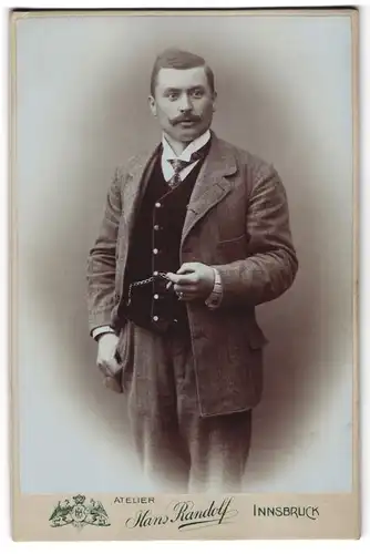Fotografie Hans Randolf, Innsbruck, Leopoldstrasse 57, Bürgerlicher im Dreiteiler mit Zigarrenstummel in der Hand