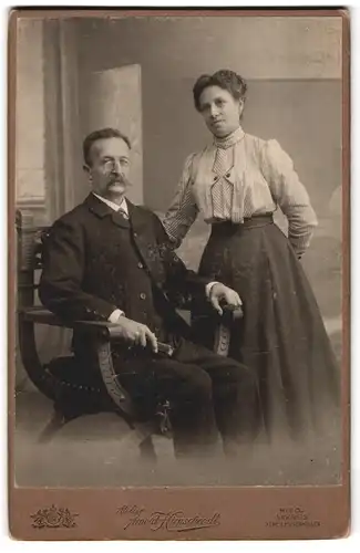 Fotografie Arnold Hirnschrodt, Ried, Älteres Paar in zeitgenössischer Kleidung