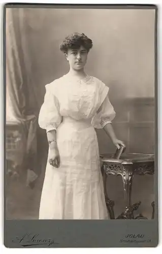 Fotografie A. Lorenzy, Iglau, Brauhausgasse 13, Junge Frau mit Lockenfrisur in weissem taillierten Kleid