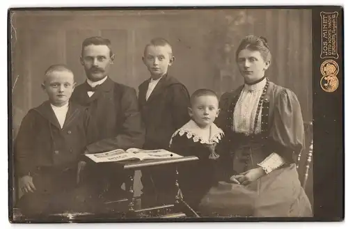 Fotografie Jos. Minet, Elmshorn, Panjestr. 10, Familienfoto einer bürgerlichen Familie