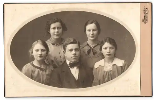 Fotografie Johannes Hauerslev, Koppenhagen, Faelledvej 9, Junge im Anzug mit seinen Schwestern