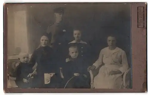 Fotografie Willi Lübeck, Ansbach, Soldat in Uniform mit seiner Familie