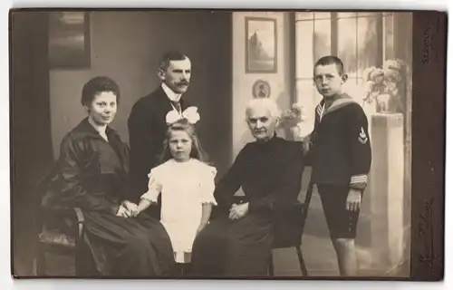 Fotografie Max Kuban, St. Avold /L., gegenüber Infanterie Kaserne, Familie mit Burschen in Matrosenuniform
