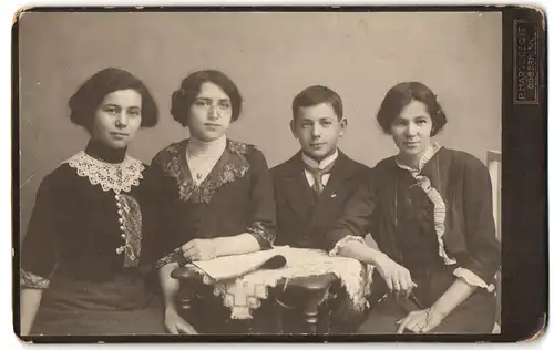 Fotografie P. Hartbrecht, Döbern /L., Drei Schwestern mit Bruder im Anzug
