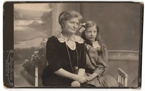 Fotografie Atelier Gericke, Berlin, Wienerstr. 10, Mädchen mit ihrer Mutter im Arm