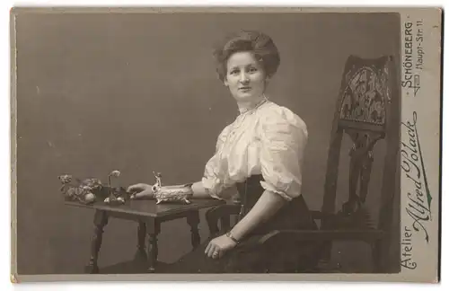 Fotografie Alfred Polack, Berlin-Schöneberg, Haupt-Str. 11, Junge Dame sitzt am Tisch