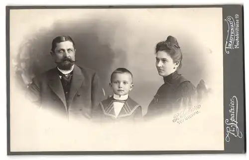 Fotografie R. Spatzier, Trautenau, Neuhoferstrasse 19, Elegante Junge Familie, Vater mit Schnauzer
