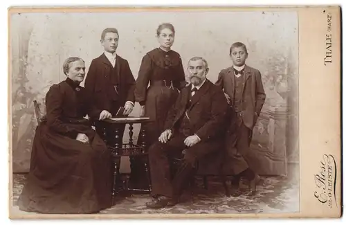 Fotografie E. Rose, Thale /Harz, Eingang des Bodethals, Familienfoto einer begüterten Familie