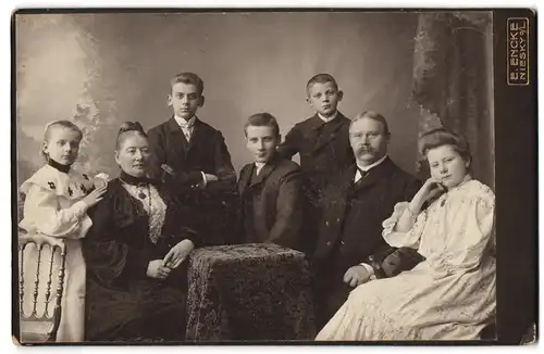 Fotografie E. Encke, Niesky /L., Stattlicher Herr mit seiner Gattin und Kindern