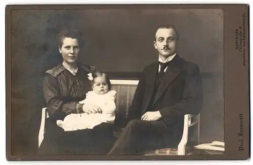 Fotografie Paul Frommelt, Hannover, Cellerstr. 19, Frisch gewordene Eltern mit Säugling