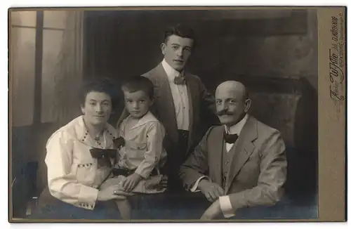 Fotografie Atelier W. Klie, Regensburg, Obermünsterstr. 11, Familienfoto einer begüterten Familie