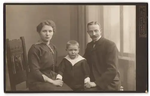 Fotografie Samson, Barmen, Wertherstr. 70, Junge Familie mit Knaben in Matrosenanzug
