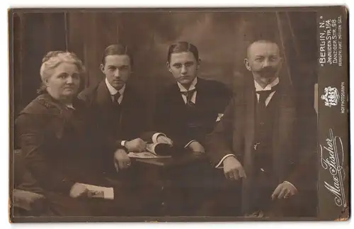 Fotografie Max Fischer, Berlin, Invalidenstr. 164, Familie mit zwei Söhnen im Anzug