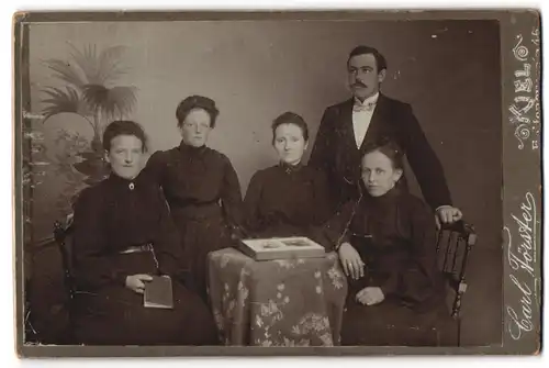 Fotografie Carl Förster, Kiel, Holtenauer-Str. 46, Begüterte Familie mit drei Töchtern