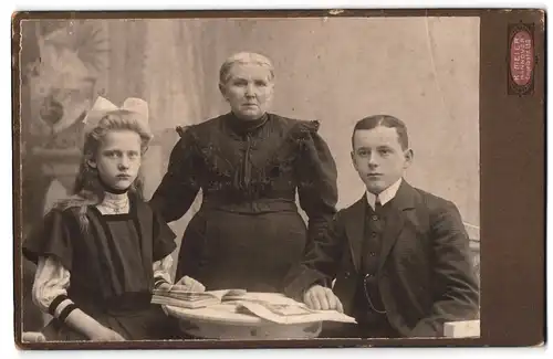 Fotografie K. Meier, Hannover, Engelbstd. 130, Greisin mit ihren Enkelkindern