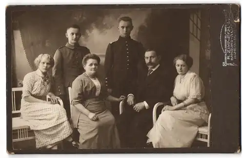 Fotografie R. Zimmermann, Hamburg-Barmbeck, Hamburgerstr., Familienfoto mit Kadetten