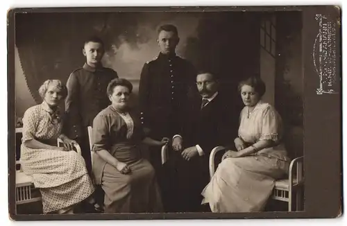 Fotografie R. Zimmermann, Hamburg-Barmbeck, Hamburgerstr., Familienfoto mit Kadetten