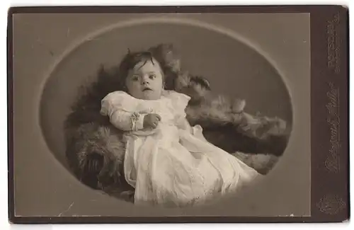 Fotografie Photograph. Atelier, Potsdam, Brandenburgerstr. 30, Säugling im weissen Kleid