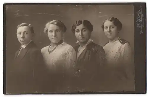 Fotografie H. Leske, Spandau, Schönwalderstr. 2, Drei Damen und ein Knabe im Anzug