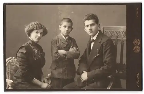 Fotografie J. Fuchs, Berlin, Friedrichstr. 108, Junge Familie mit Sohn im Anzug