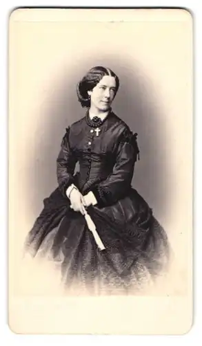 2 Fotografien Hanns Hanfstaengl, Dresden, Portrait Baron und Baronin von der Lanikow im Kleid und Anzug