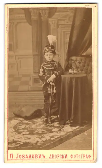 Fotografie Fotograf unbekannt, Belgrad, Portrait König Aleksander Obrenovic von Serbien als Knabe in Husarenuniform 0