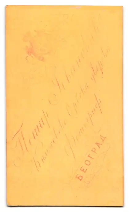 Fotografie Fotograf unbekannt, Belgrad, Portrait König Aleksander Obrenovic von Serbien als Knabe in Husarenuniform 1