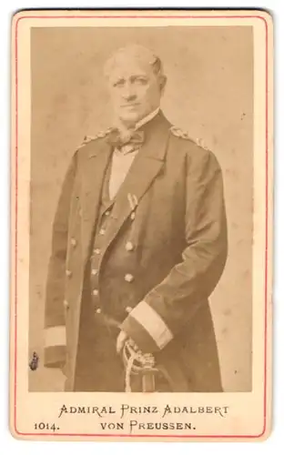 Fotografie unbekannter Fotograf und Ort, Portrait Admiral Prinz Aldalbert von Preussen in Uniform mit Säbel