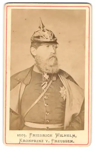 Fotografie unbekannter Fotograf und Ort, Portrait Kronprinz Friedrich III. von Preussen in Uniform mit Pickelhaube