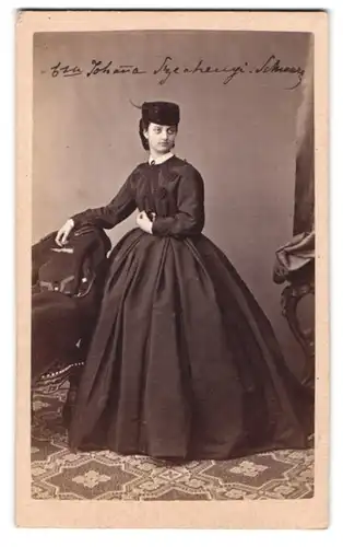 Fotografie Rupprecht Mihal, Sopron, Portrait Gräfin Johanna Szechenyi im Reifrockkleid mit Hut