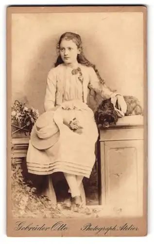 Fotografie Gebrüder Otto, Oranienburg, Portrait junges Mädchen Grethe von O. im weissen Kleid mit ihrem Hund, 1892